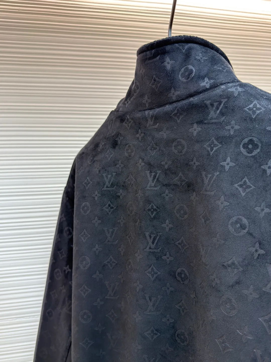 LOUIS VUITTON full-print dark pattern jacket ●Original version: purchased and developed by 36599 ●Item number: 1680959-C20 ●Fabric: suede fabric ●Technology: embossed production ●Version: fitted version ●Weight: about 1155 grams ●Size: 46-48-50-52 ●Description: 100% genuine leather imported suede leather, custom molded and embossed logo. The inner collar and hem threads are made of genuine leather, non-knitted threads, and the upper body is high-end fashion. The overall wiring is straight and delicate, the fabric is comfortable and soft, and the color is consistent without color difference. It can be matched with the same style to create a fashionable look and control various occasions. Customized accessories, complete with three standards, same style for men and women!
